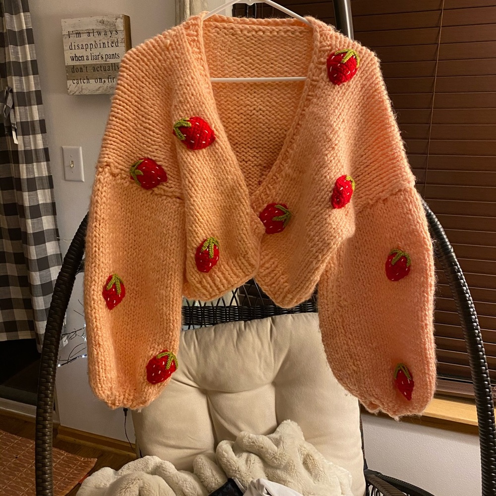 Custom made knitted sweater 🍓🍓